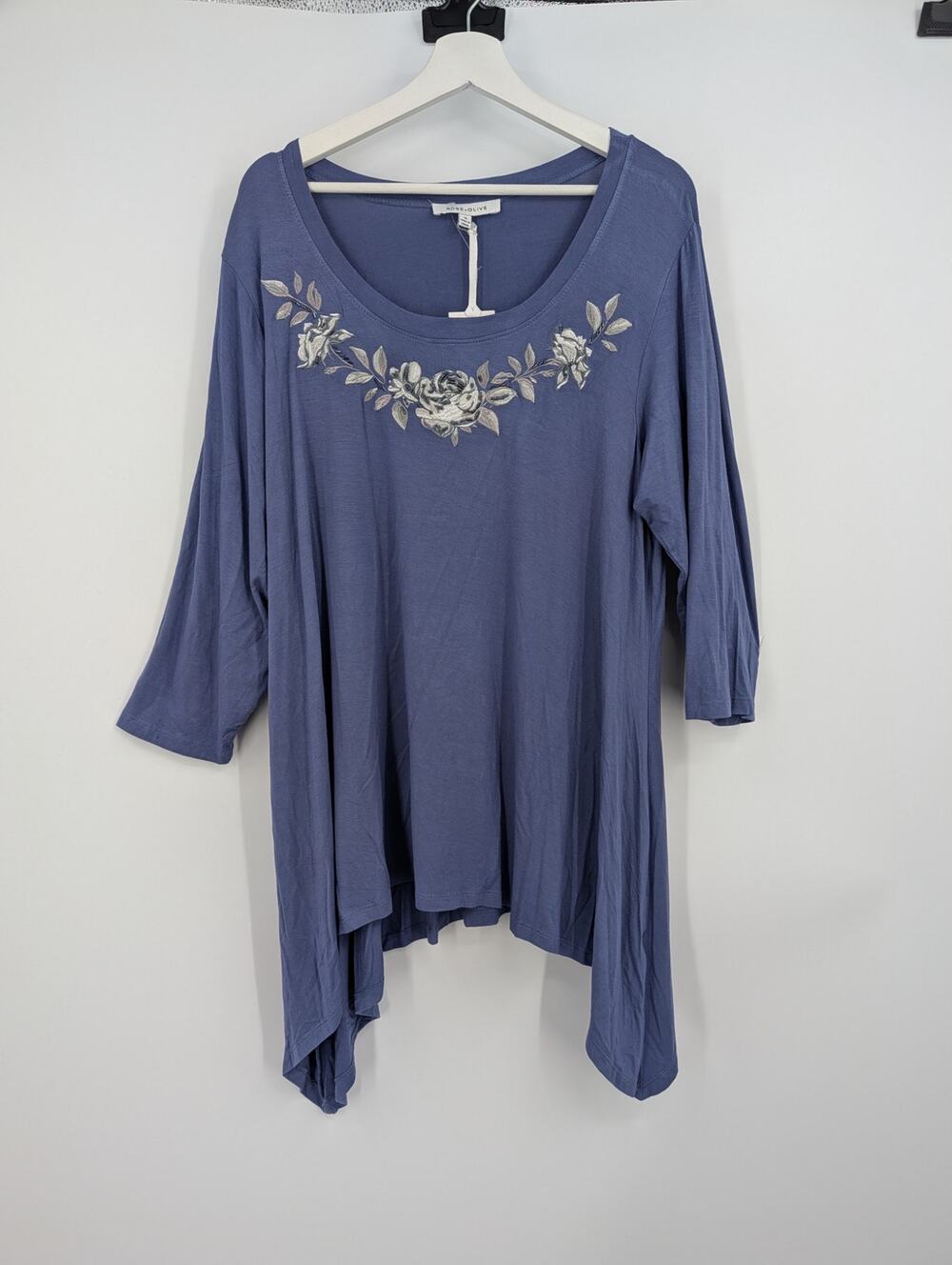 NWT Rose + Olive Embellishment Floral 3/4 Sleeve Top 1X Blue Asymmetrical Hem